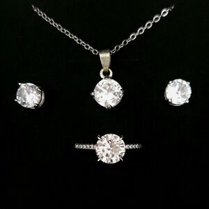 White Gold And Round Cut Diamond Jewelry Set
